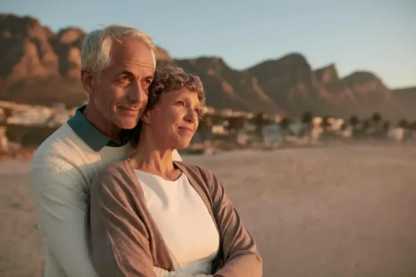 imgi_126_elderly-couple-standing-together-and-embracing-on-the-beach